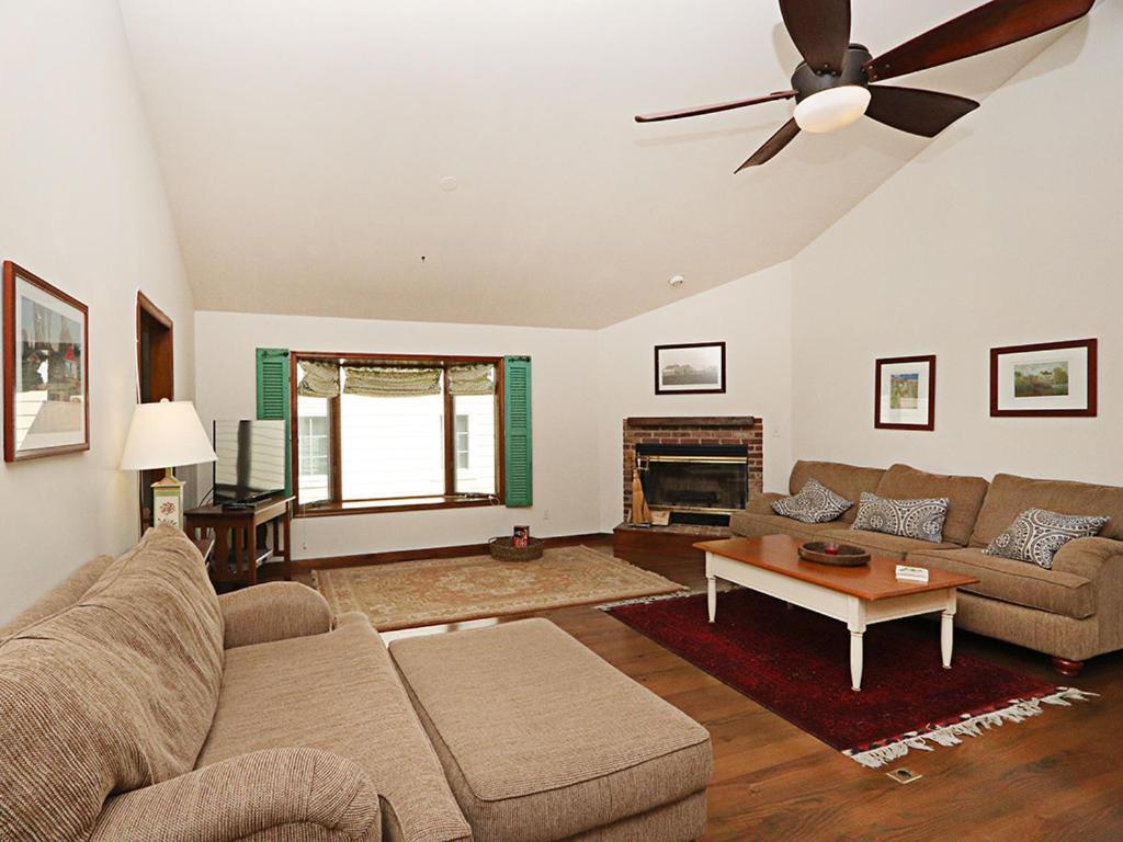 Cat Hill - 436 Tamarack *