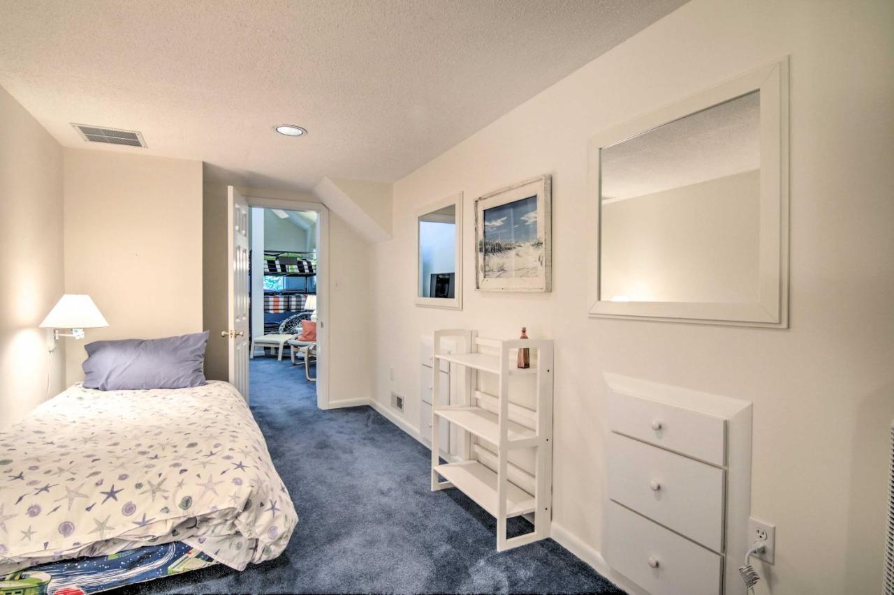 Apartment Sea Colony With Balcony About 1 Mi To Beach!