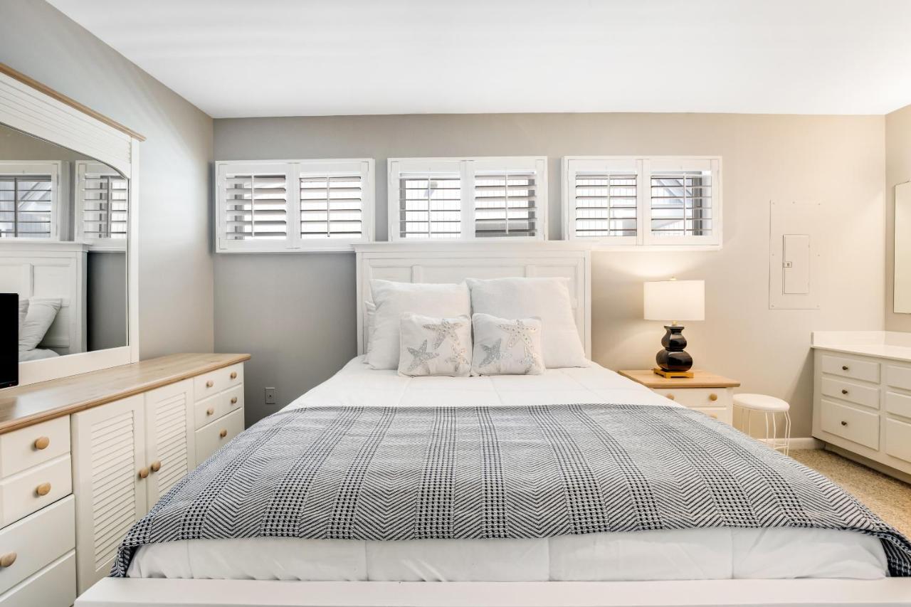 Apartment Sea Colony --- 6501 Woodland