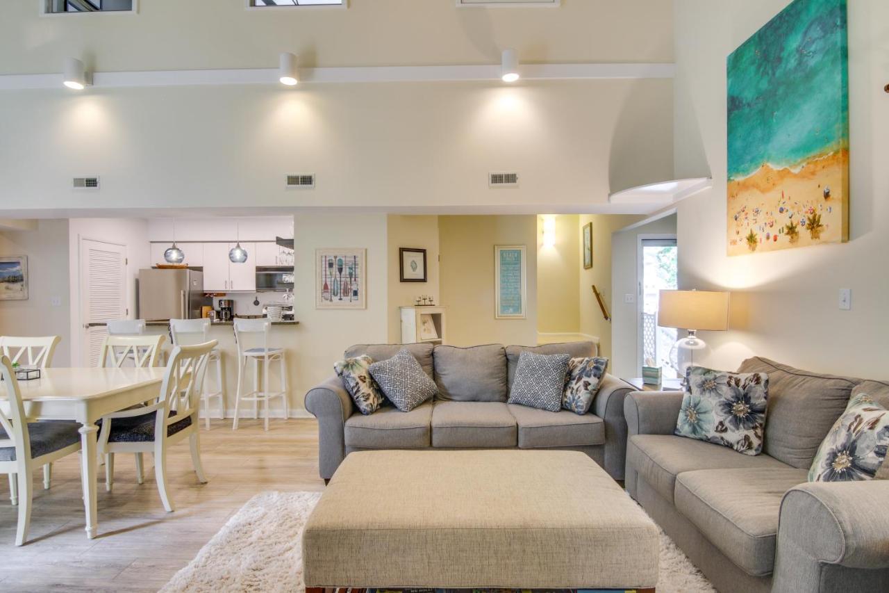 Apartment Sea Colony With Balcony About 1 Mi To Beach!