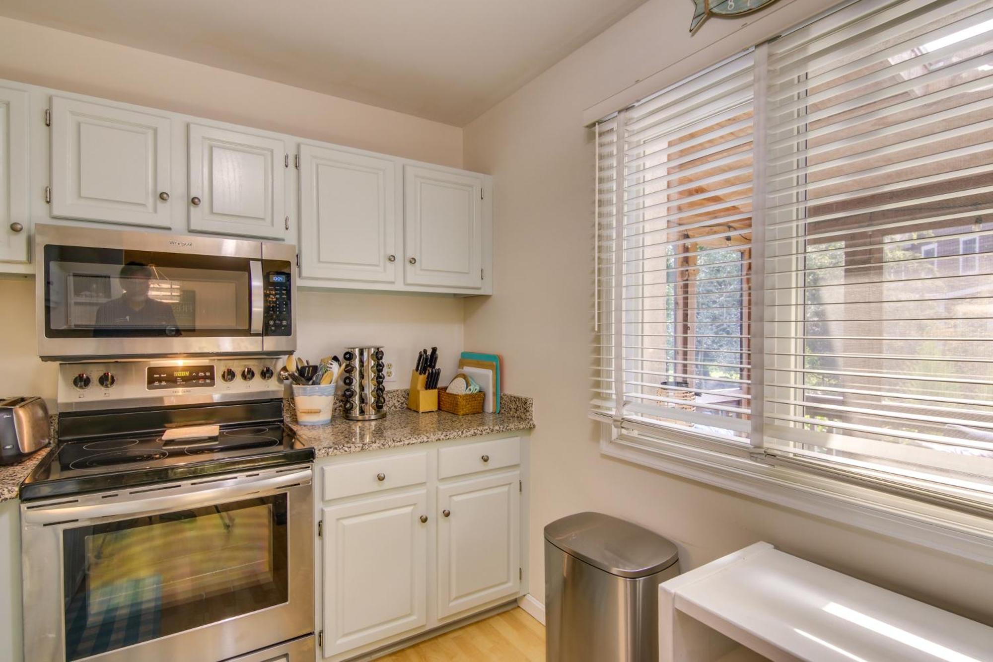 Holiday home Quiet With Pool Access - 1 Mi To Bethany Beach!