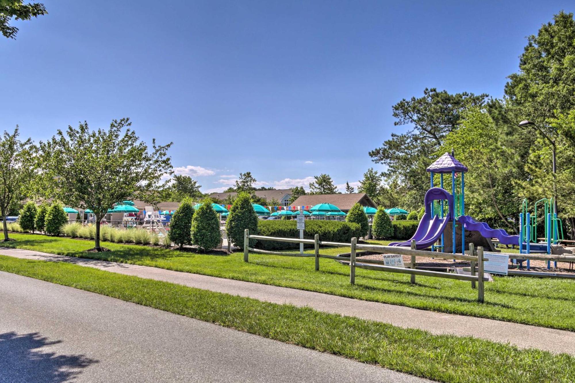 1 Mi To Bethany With Pool Access! Apartment