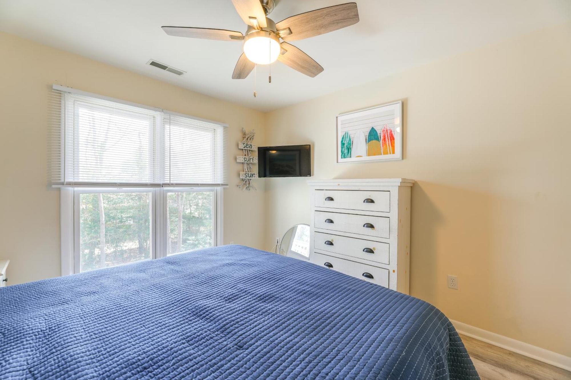 1 Mi To Bethany With Pool Access! Apartment