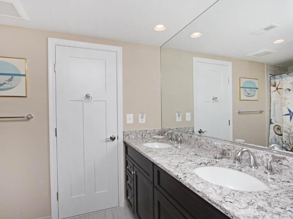 606s Edgewater House Apartment