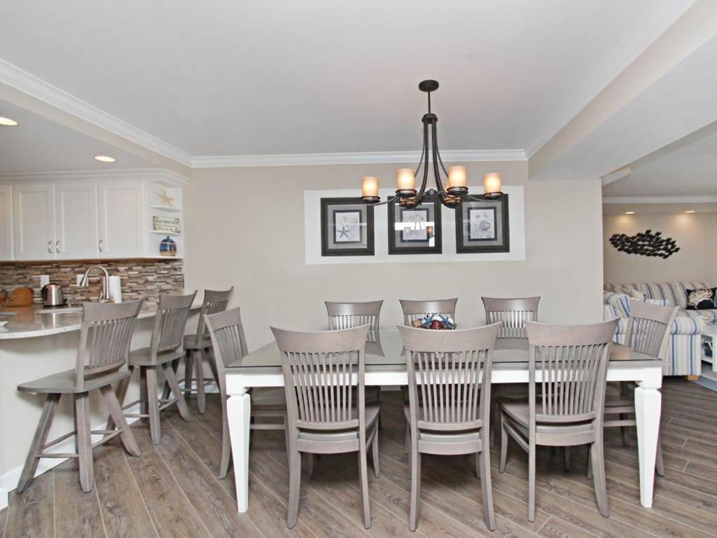 606s Edgewater House *